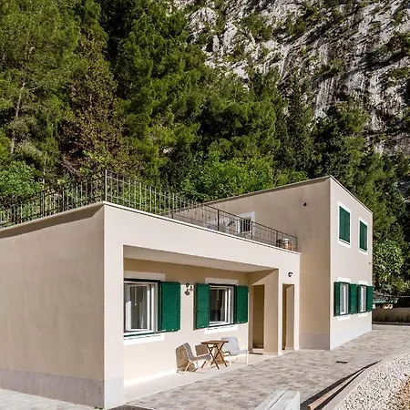 Ivino * Omis