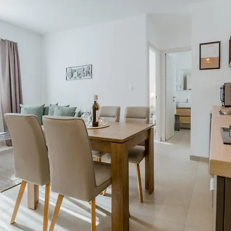 Apartment Ivino Omis