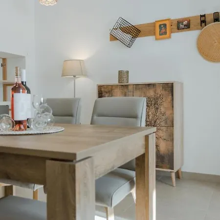 Apartment Ivino Omis
